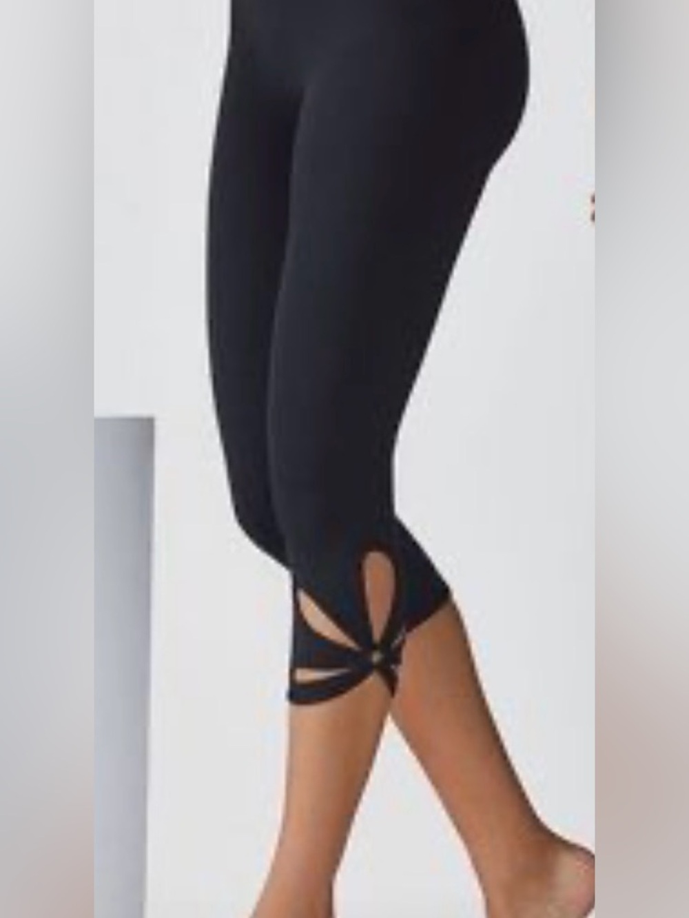 Fabletics Black Petal Cutout
Crop Leggings Large